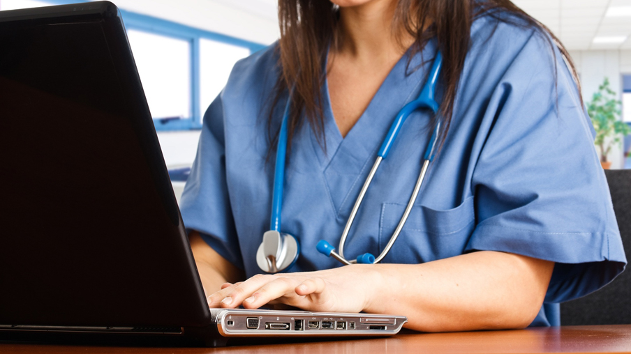 Enfermera haciendo curso online
